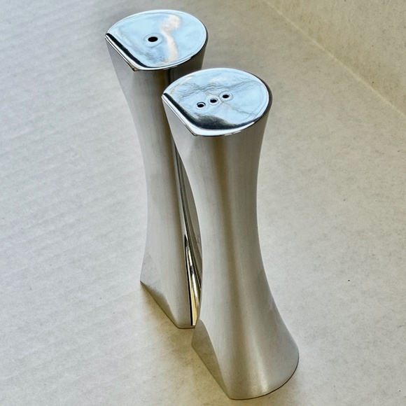 Gorgeous Nambe Flared Alloy Kissing Salt & Pepper Shakers 6086 Modern - Was $100 - Picture 3 of 9